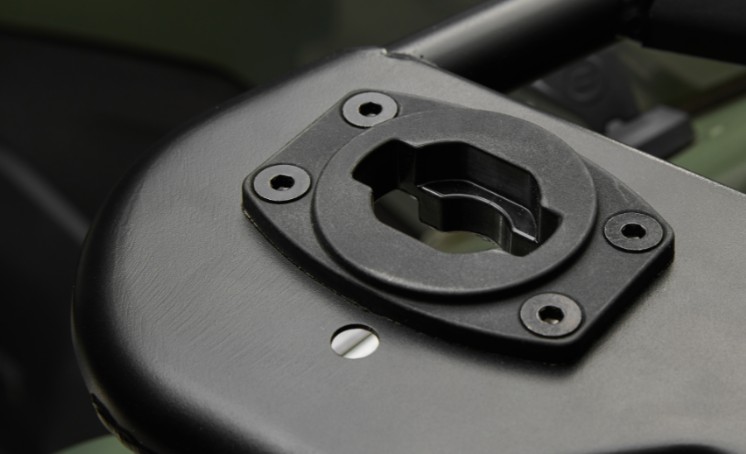 Bază Quick Joint Seat CFMOTO cod 9DQV-809100-3000, compatibilă cu ATV-urile CFORCE 400–520. Permite prinderea rapidă a accesoriilor CFConnect, fiind esențială pentru montarea coșurilor și cutiilor originale