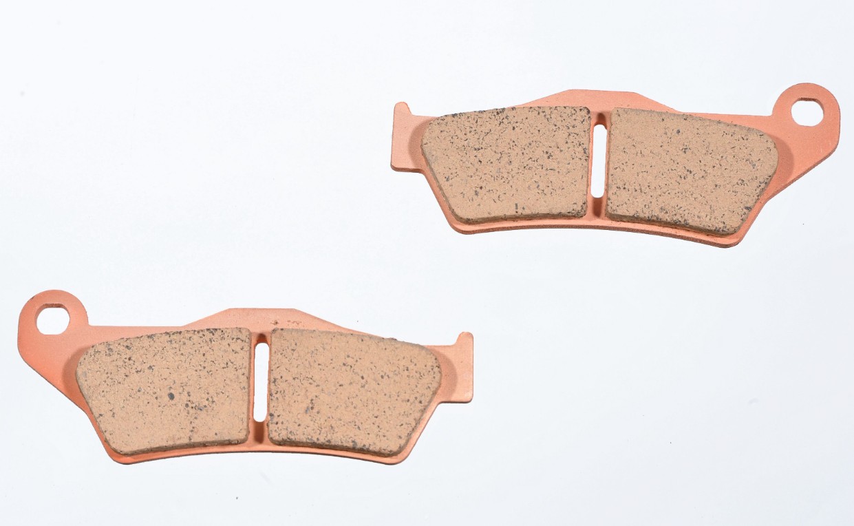 Plăcuțe frână Goldfren 031 AD cod 797.A0.31, compus metal‑ceramic AD pentru motociclete off‑road și trail, cu uzură redusă a discului și frânare eficientă în toate condițiile de teren.