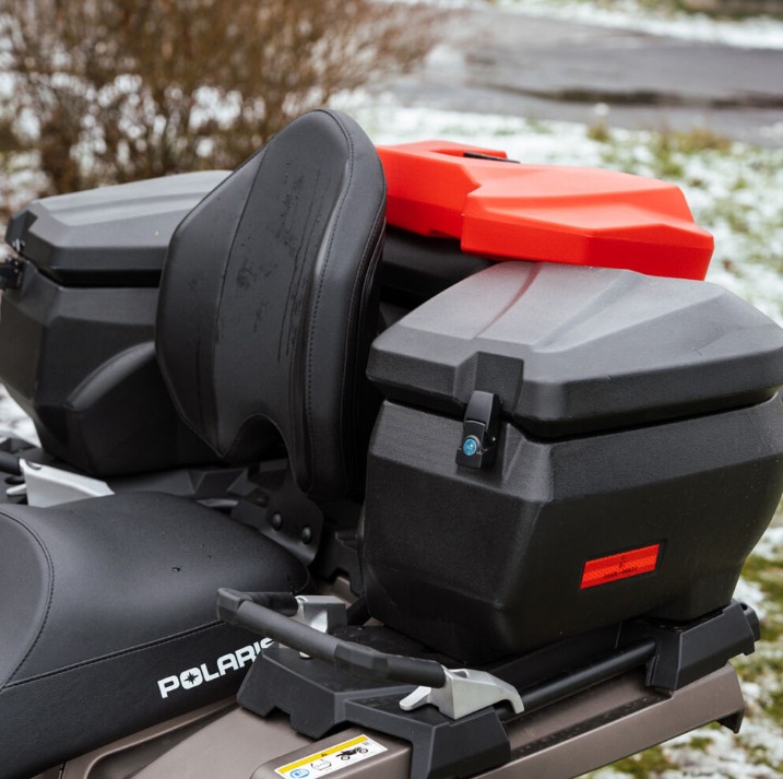 Cutia SHARK ATV Box AX115 — spațiu generos 115L, etanșă, polietilenă HD, sistem rapid de blocare, două zăvoare pe cheie, dimensiuni 120x58x36 cm, potrivită Polaris Sportsman Touring 570 și majoritatea ATV-urilor