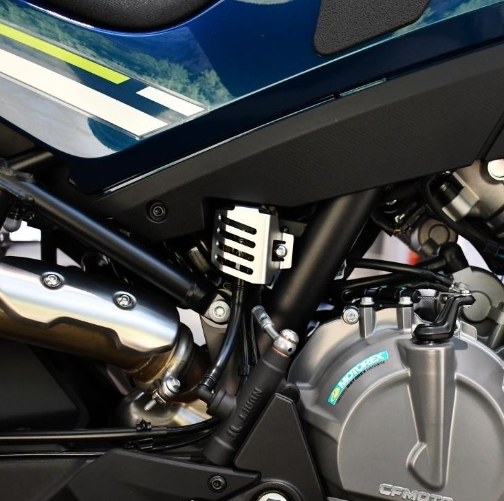 Protecția CFMOTO 6WWV‑802400‑5000 este realizată din oțel inoxidabil tăiat laser și vopsit negru mat, protejând rezervorul lichidului de frână spate de lovituri, noroi și vibrații – compatibil 800MT.