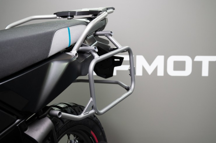 Suportul pentru top case CFMOTO 6WWV-803000-8000 oferă montaj sigur și stabil pentru cutiile din aluminiu. Construit din oțel rezistent, vopsit electrostatic, compatibil cu 800MT și 450MT.