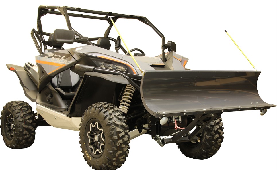 Front-mount UTV adapter CFMOTO ZFORCE 1000 Sport/Sport R/950 H.O. SPORT (03.11800): adaptor robust din oțel, 8,3 kg, instalare pluguri frontale heavy-duty Iron Baltic, compatibil cu sway bar și accesorii V-Plow, necesită înlocuirea plasticului frontal cu piesa specială inclusă.