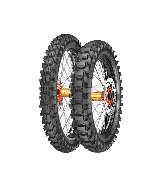 Metzeler MC360 Mid Hard 110/100-18 spate, anvelopă motocross enduro TT 64M pentru teren mediu și dur, tracțiune și rezistență ridicată.