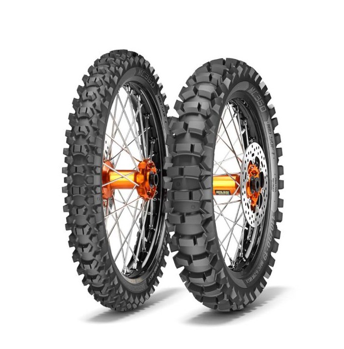 Metzeler MC360 Mid Soft 110/90-19 spate, anvelopă motocross enduro TT 62M pentru teren moale și mixt, aderență și tracțiune excelente.