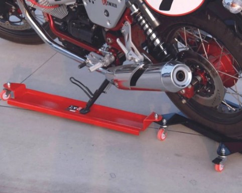 Platformă LV8 Motomoving E300MM+ cu extensie pentru cric lateral, ideală pentru mutarea motocicletelor fără cric central.